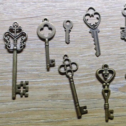 Decorative vintage keys set of 12, like new, brass look
