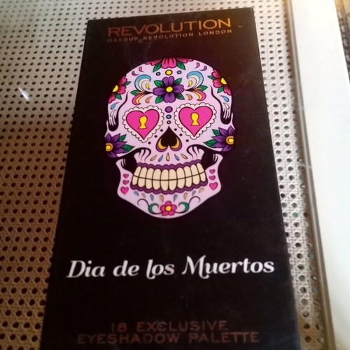 Revolution eyeshadow palette with 18 shades new