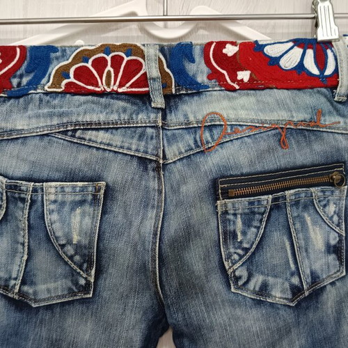 Desigual jeans with embroidered waist, like new