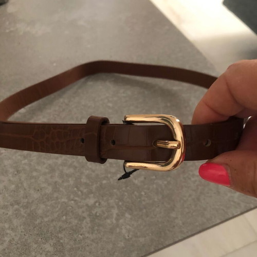Brown belt with crocodile texture and gold buckle, new, 100 cm