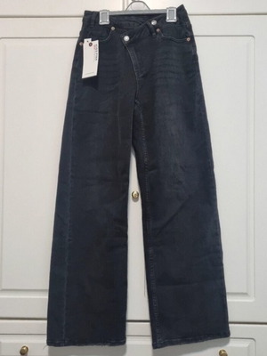 Jean with crooked button fastening, size small, black, straight fit