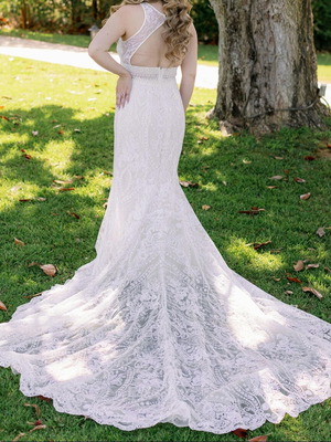 Νυφικό Demetrios μεταχειρισμένο με πέπλο σε off white χρώμα