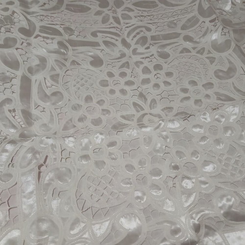 Set of 7 Ice Carre Table Linens new