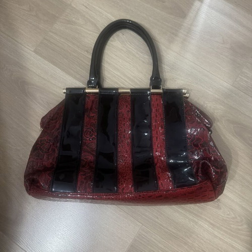Handbag used with multiple inner pockets, black and red