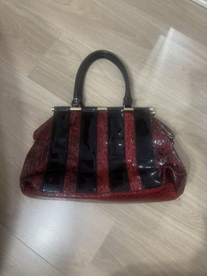 Handbag used with multiple inner pockets, black and red