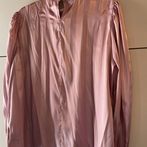 Shirt like new, sizes M and L