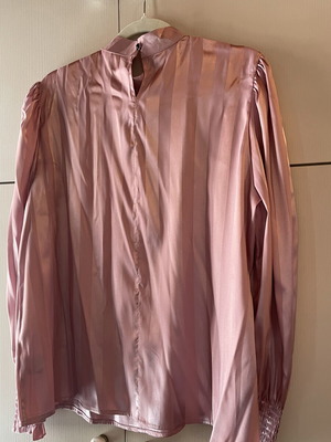 Shirt like new, sizes M and L