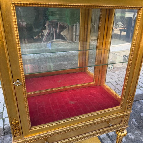 Display cabinet with gold leaf like new, with one shelf