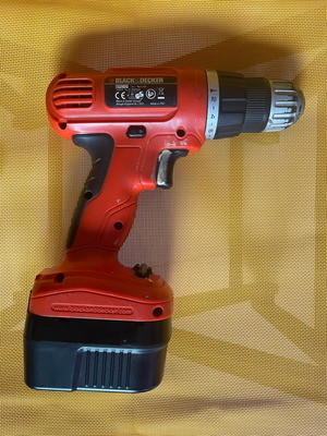 Black & Decker EPC12 drill 12V used with new battery