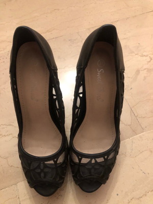 Pip toe black pumps like new, 13cm heel, tulle and tribal design
