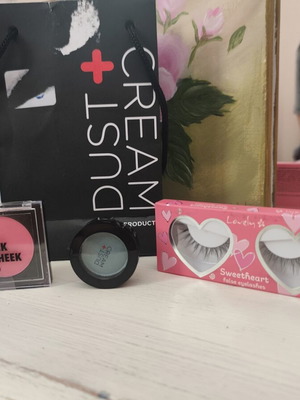 Σετ μακιγιάζ Dust and Cream καινούργιο με βλεφαρίδες, σκιά mint και ρουζ