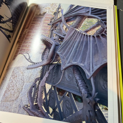 Gaudi book like new, English art album