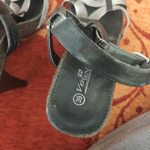 Voi&Noi platform sandals size 39 like new, black and grey