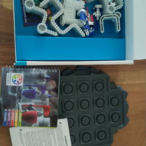Smart Games Walls and Warriors like new, educational board game