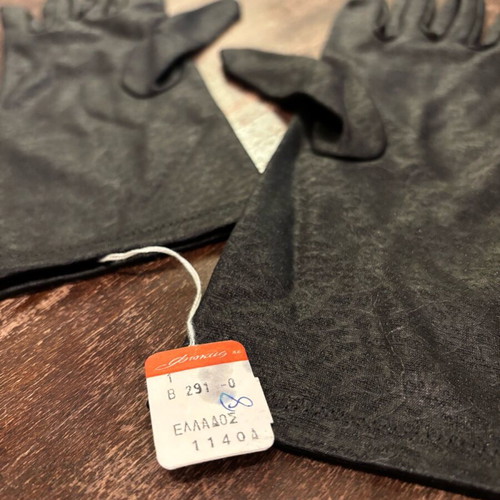 Vintage women's seal gloves new, black