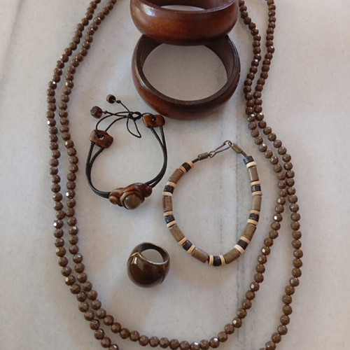 Boho jewelry set like new, brown beads and wood