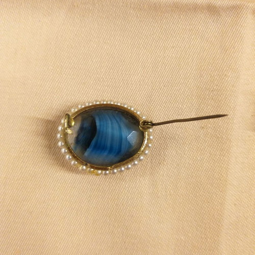 Oval small brooch with pearl border used, vintage