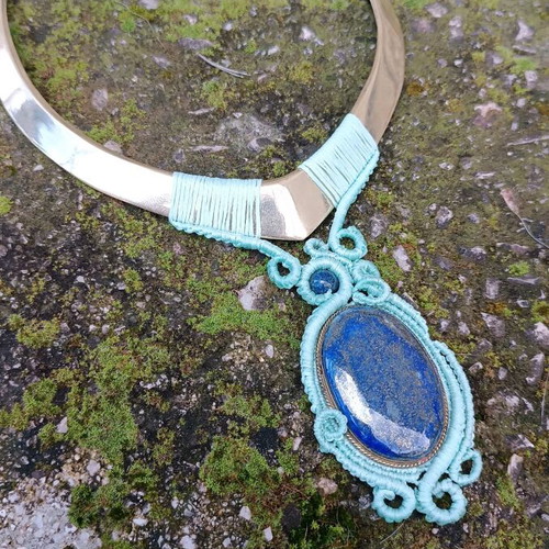 Macrame necklace with lapis lazuli new, brass choker