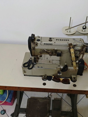 Pegasus w562 professional sewing machine like new with 5 threads and two needles