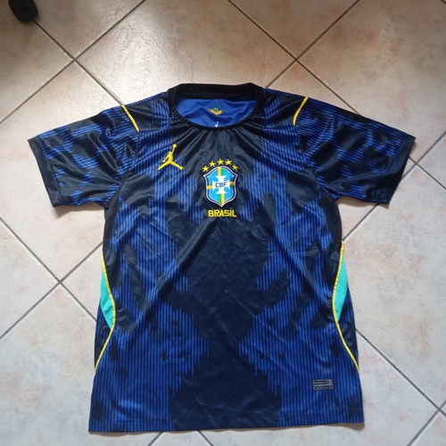 Brazil jersey small, like new, authentic