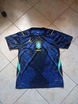Brazil jersey small, like new, authentic