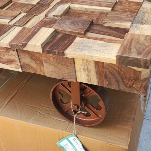 Coffee table with wheels like new
