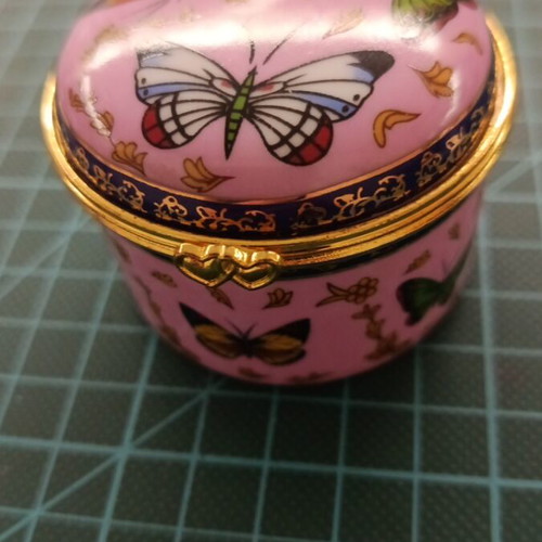 Porcelain miniatures new, 4 jewelry boxes and 1 bell