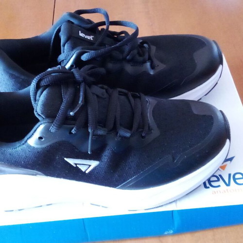 Level Anatomic sneakers size 37 like new, black