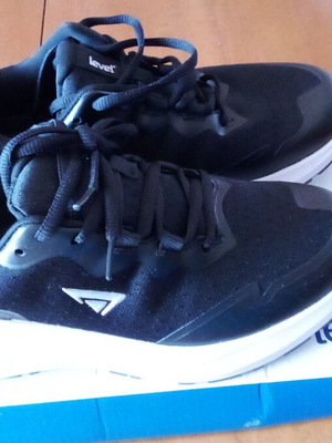 Level Anatomic sneakers size 37 like new, black