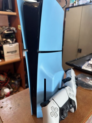 PlayStation 5 Slim Blu-ray Disc Edition като нов с 2 оригинални DualSense контролера