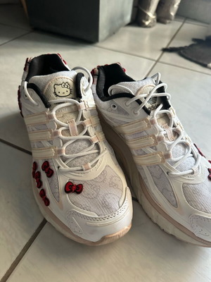 Adidas Hello Kitty athletic shoes like new, size 39 1/3