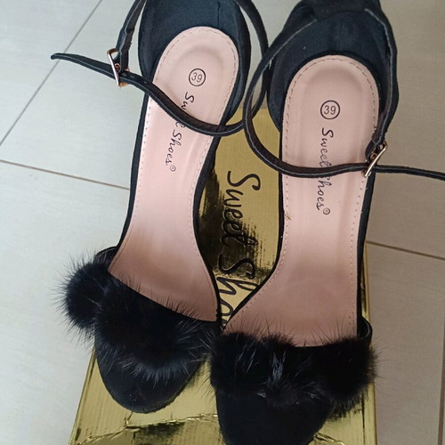 Black new sandals with fur detail size 39
