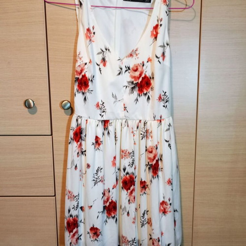 White Zara dress with roses and black - 6,00 - Vendora.cy White Zara dress with roses and black - 6,00 - Vendora.cy