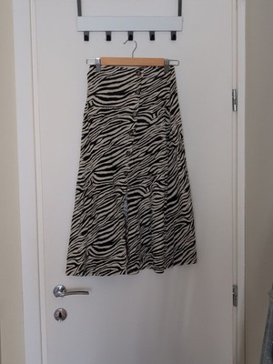 Midi skirt zebra print with buttons size L by Sfera like new