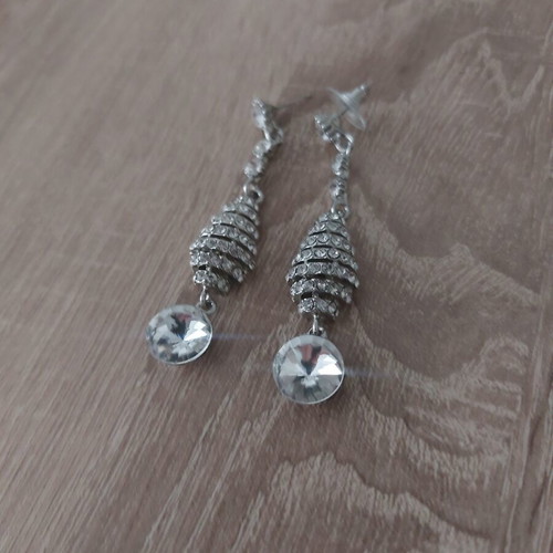 Set of two pairs of earrings like new, white and silver
