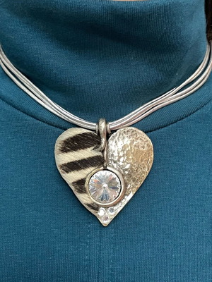 Roi Cheiropoein necklace new, black and white