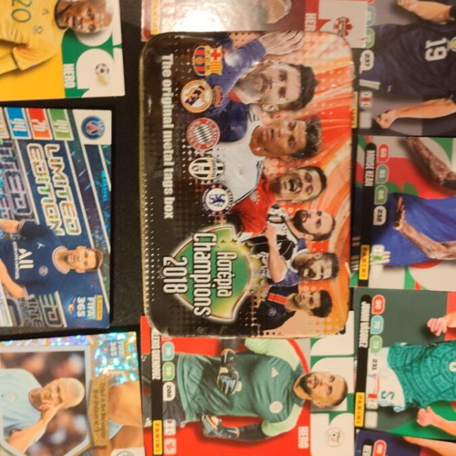 Card box with 12 simple and 6 special limited edition Messi cards