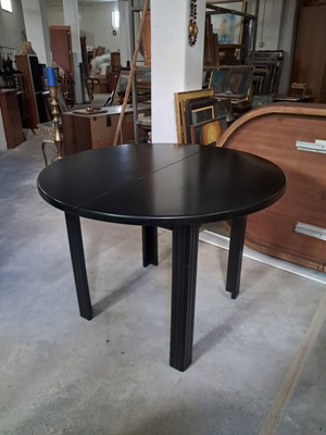 Round dining table with extension, like new