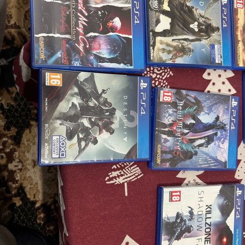 Ps4 500GB used with original controller and 8 games