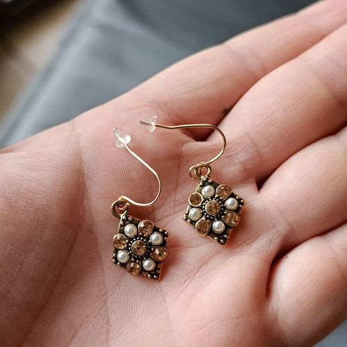 Vintage women's earrings with pearls