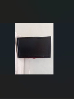 Samsung 22-inch TV used with wall mount