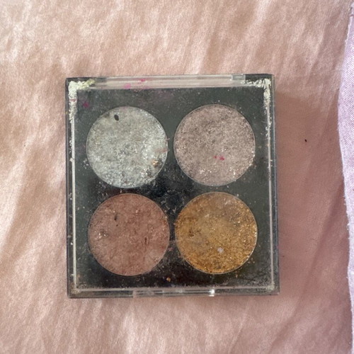 Eyeshadow packs used glitter