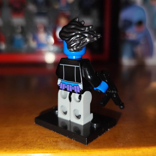 Bluebird DC Comics figure like new with stand and smg