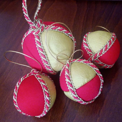 Set of 4 handmade Christmas balls red gold like new