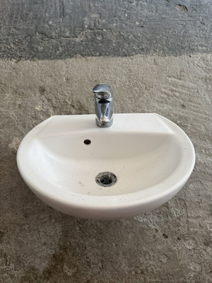 Small sink with faucet used, good condition