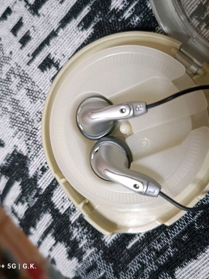 Philips wired headphones used without microphone with case