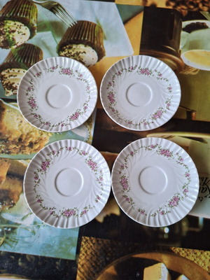Set of 4 small porcelain plates like new