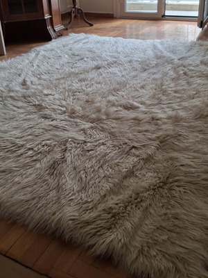 Wool flokati rug used in excellent condition 1.80x2.30