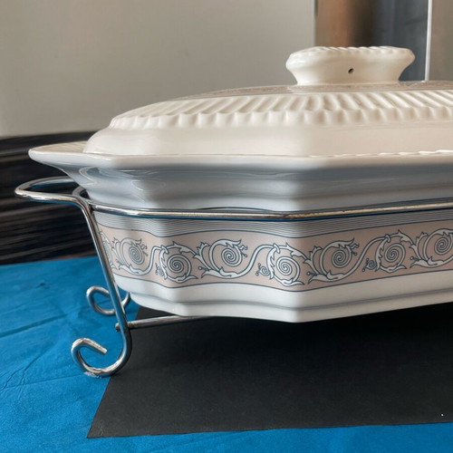 Pyrex heat-resistant serving dish with lid and metal base new