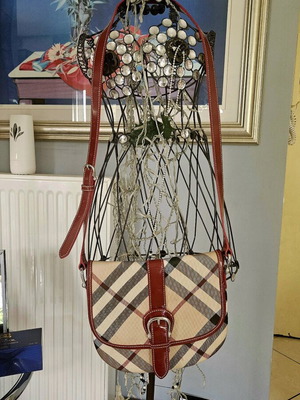Burberry crossbody bag like new, red